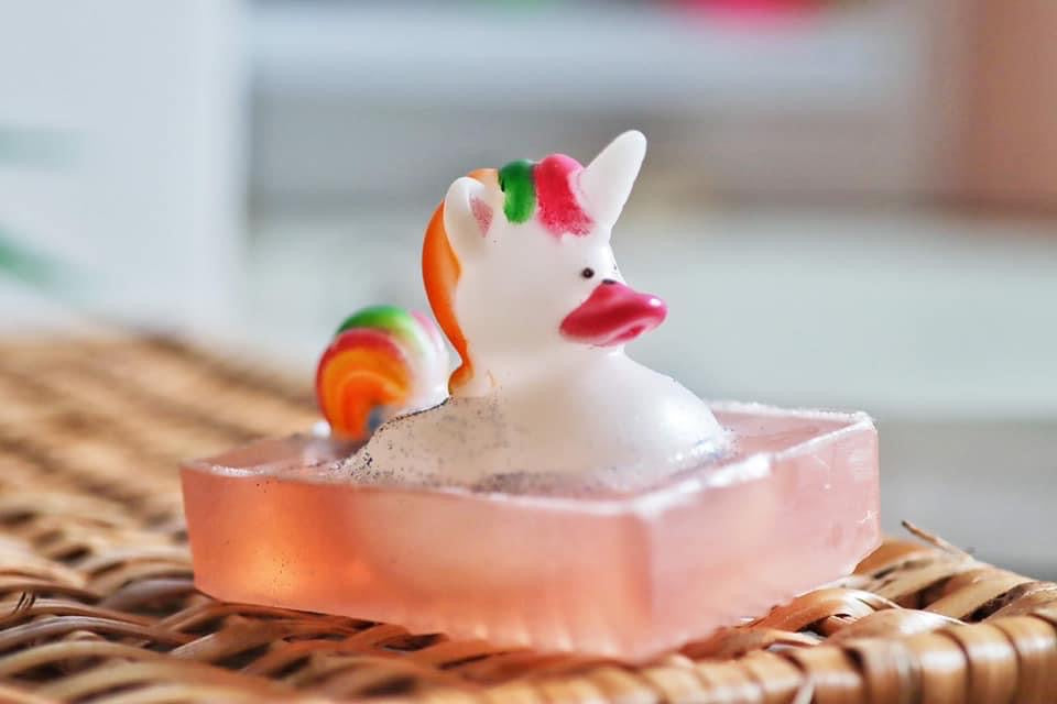 Savon avec jouet licorne